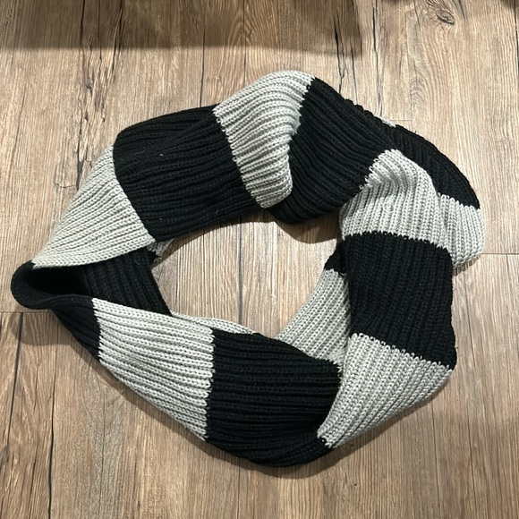 Scarf - Picture 2 of 4